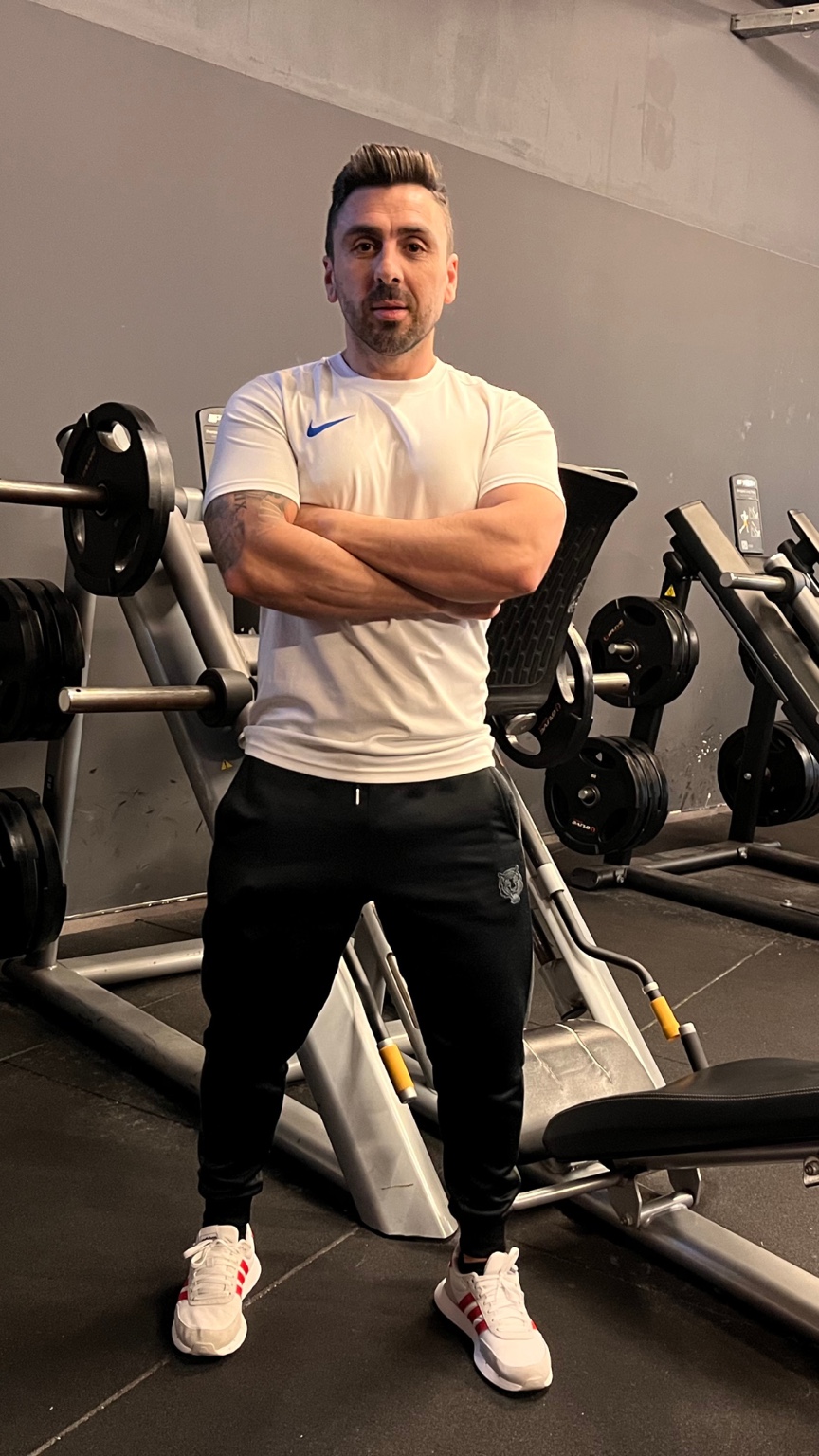Rui da Silva, fundador da The Glute Boss™, no ginásio